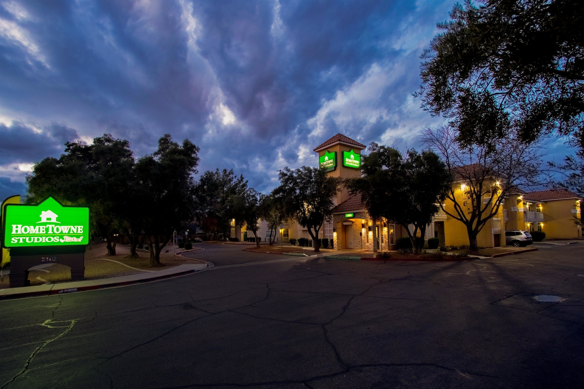 HomeTowne Studios Phoenix - Dunlap Ave