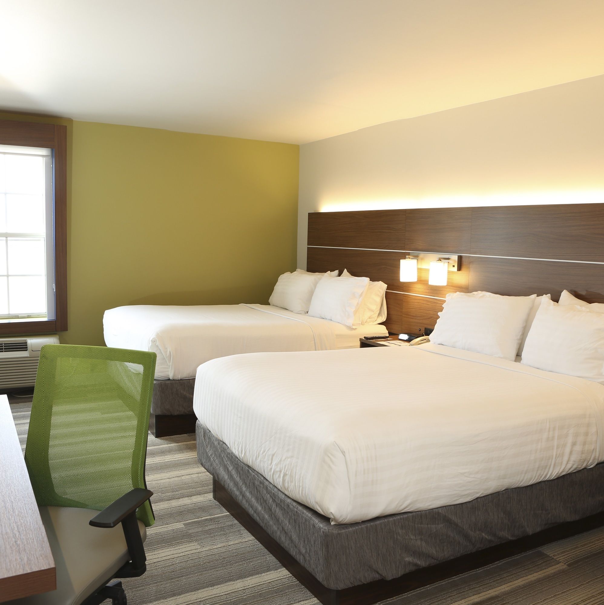 Holiday Inn Express & Suites Phoenix Airport