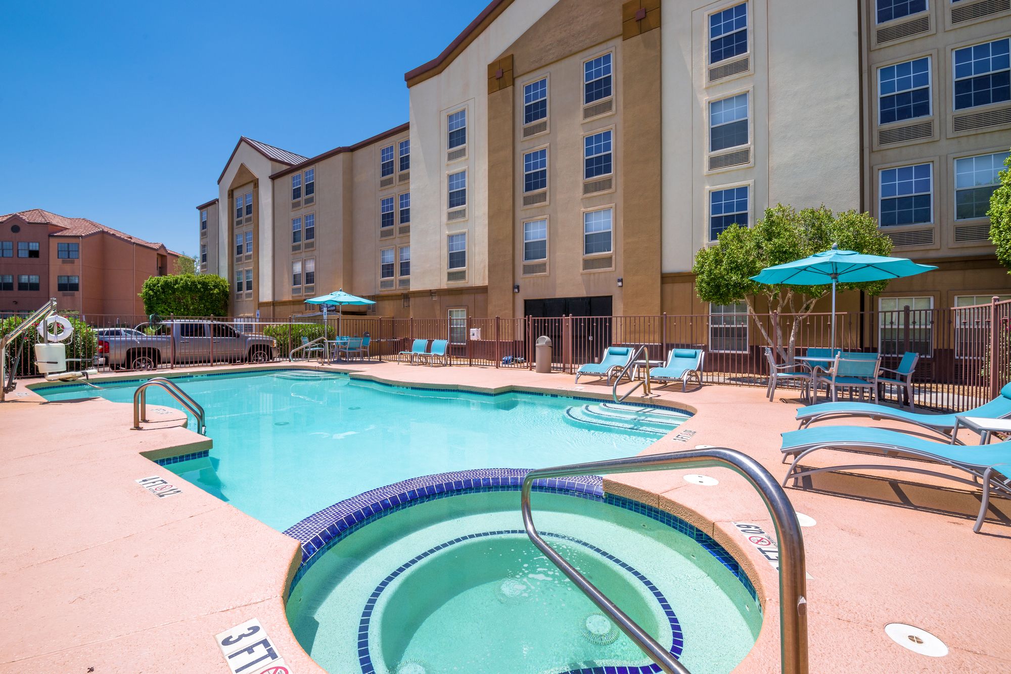 Holiday Inn Express & Suites Phoenix Airport