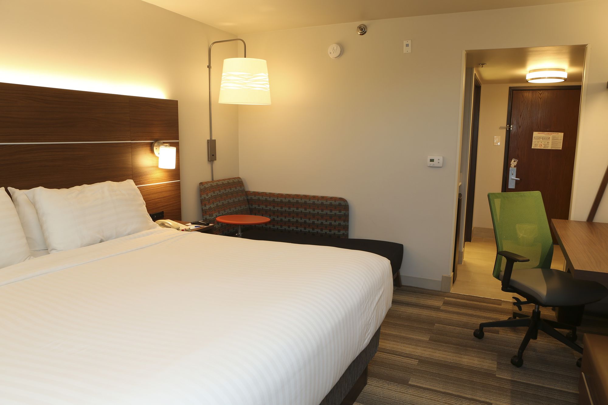 Holiday Inn Express & Suites Phoenix Airport