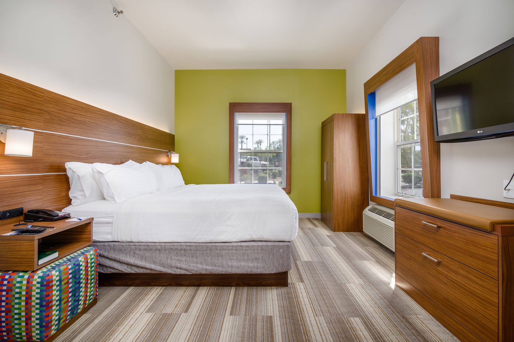 Holiday Inn Express & Suites Phoenix Airport