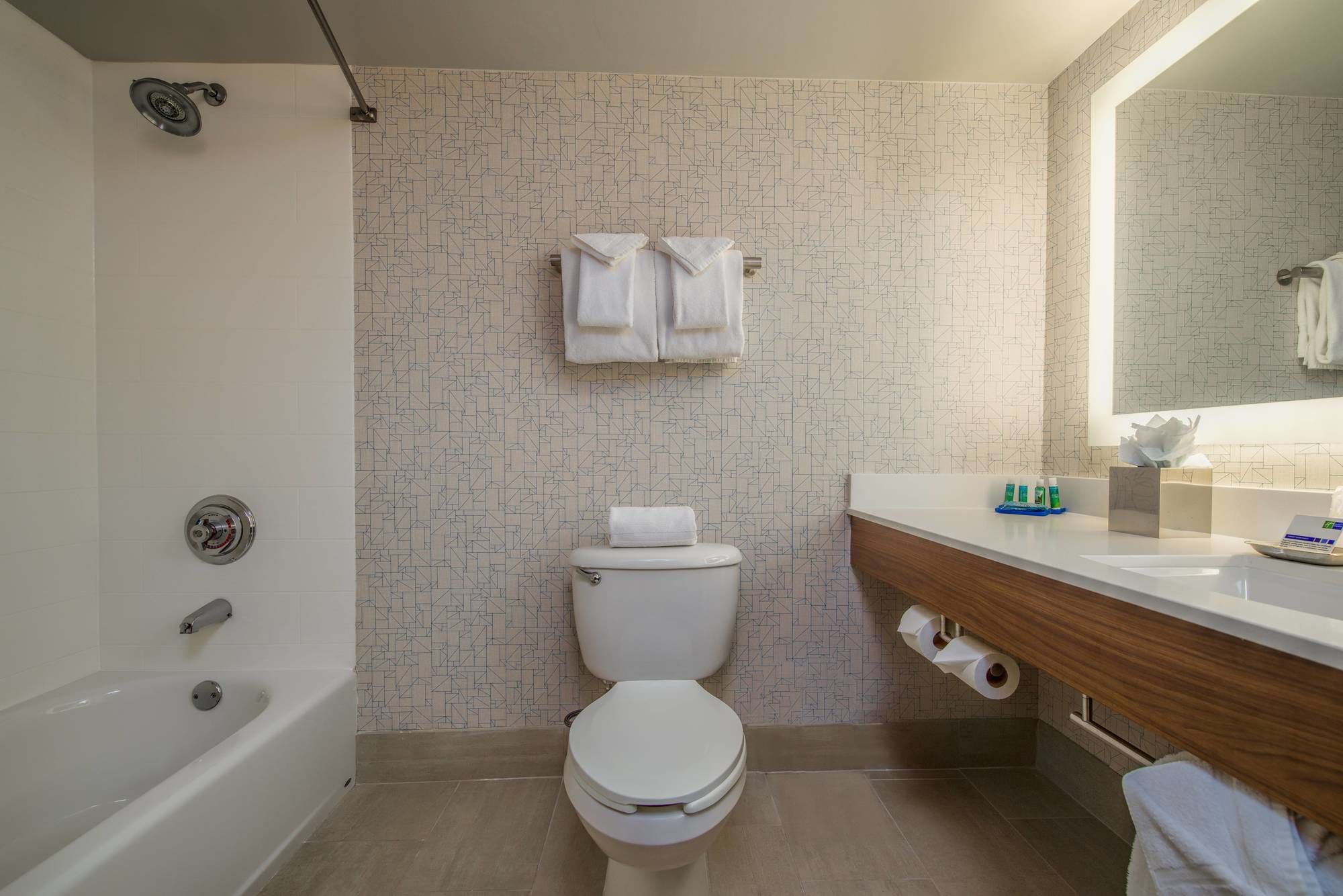 Holiday Inn Express & Suites Phoenix Airport