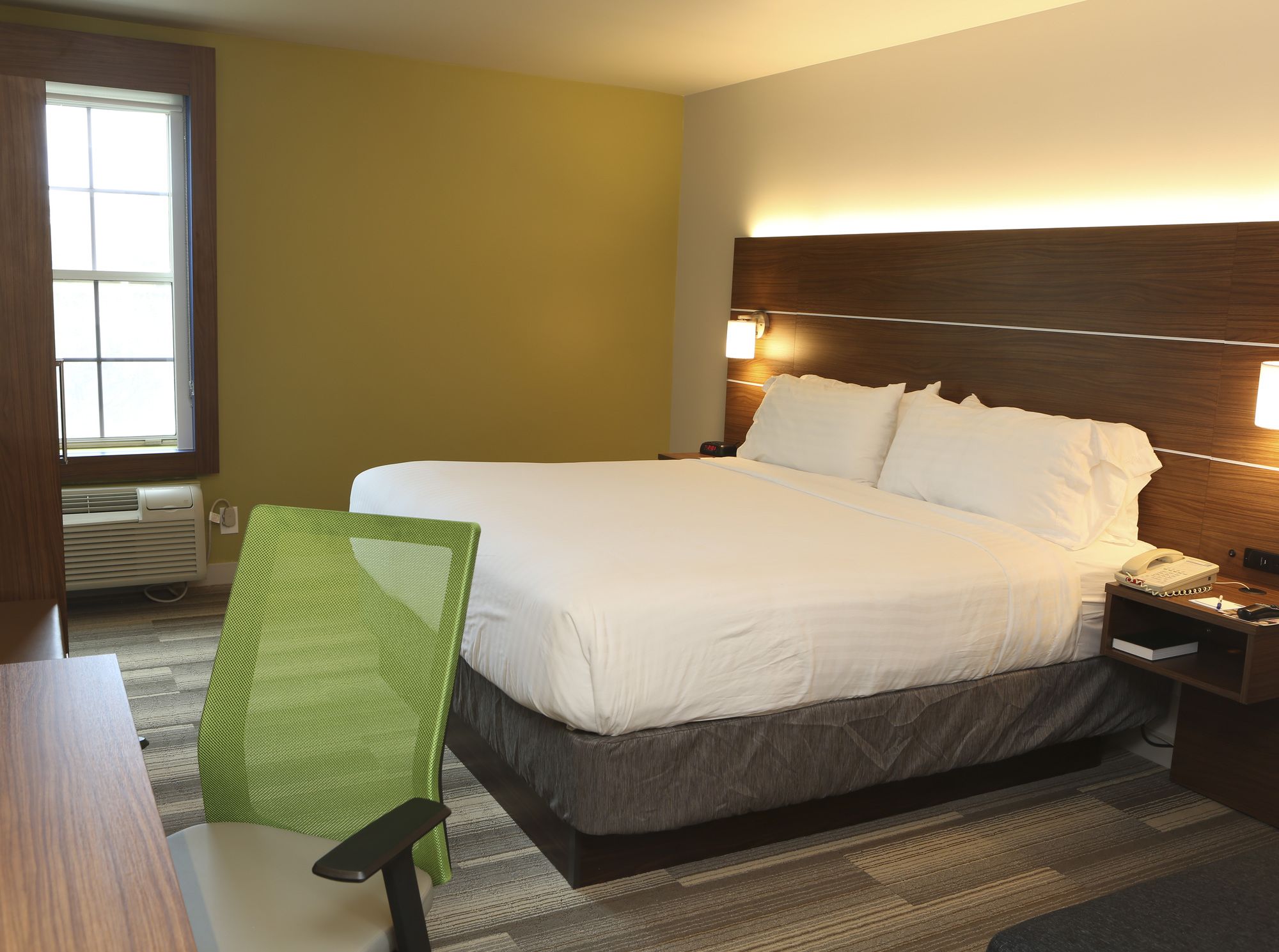 Holiday Inn Express & Suites Phoenix Airport