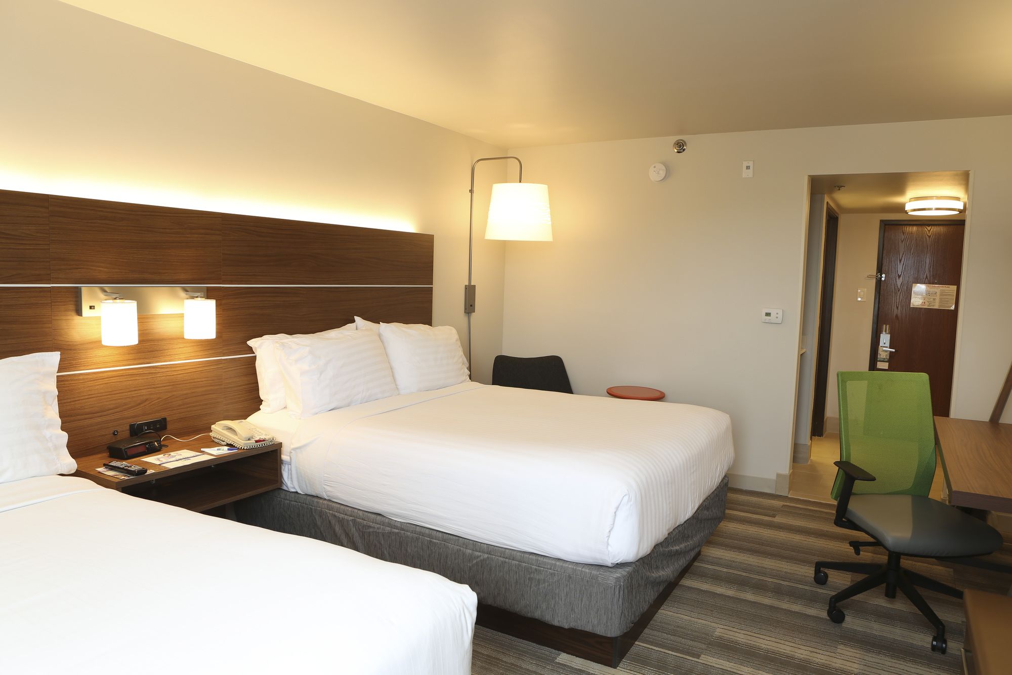 Holiday Inn Express & Suites Phoenix Airport