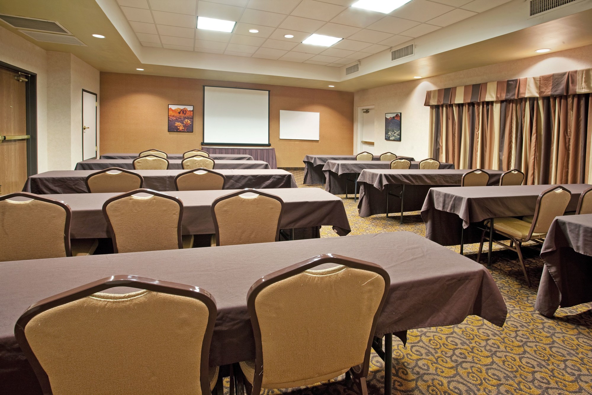 Holiday Inn Express & Suites Phoenix/Chandler (Ahwatukee)