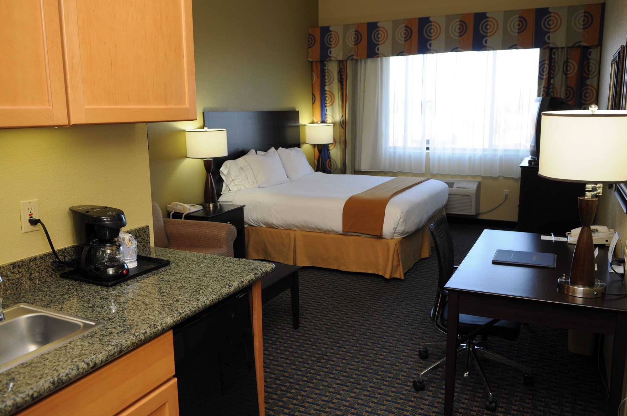 Holiday Inn Express & Suites Phoenix/Chandler (Ahwatukee)