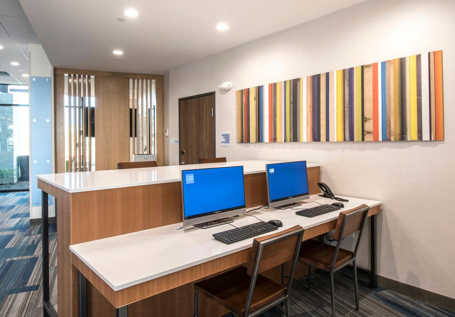 Holiday Inn Express & Suites Phoenix North - Happy Valley