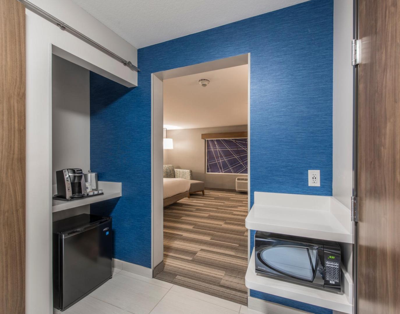 Holiday Inn Express & Suites Phoenix North - Happy Valley