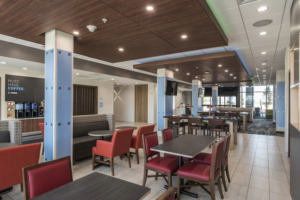 Holiday Inn Express & Suites Phoenix North - Happy Valley