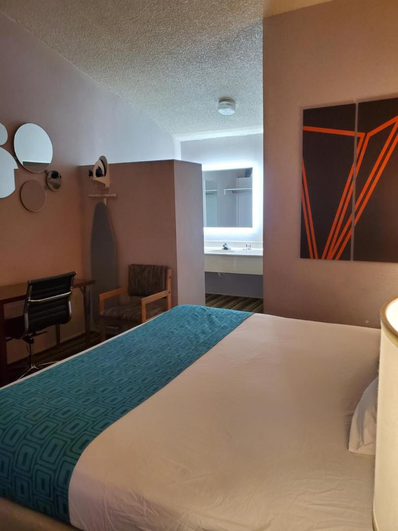 Howard Johnson by Wyndham Phoenix Airport/Downtown Area