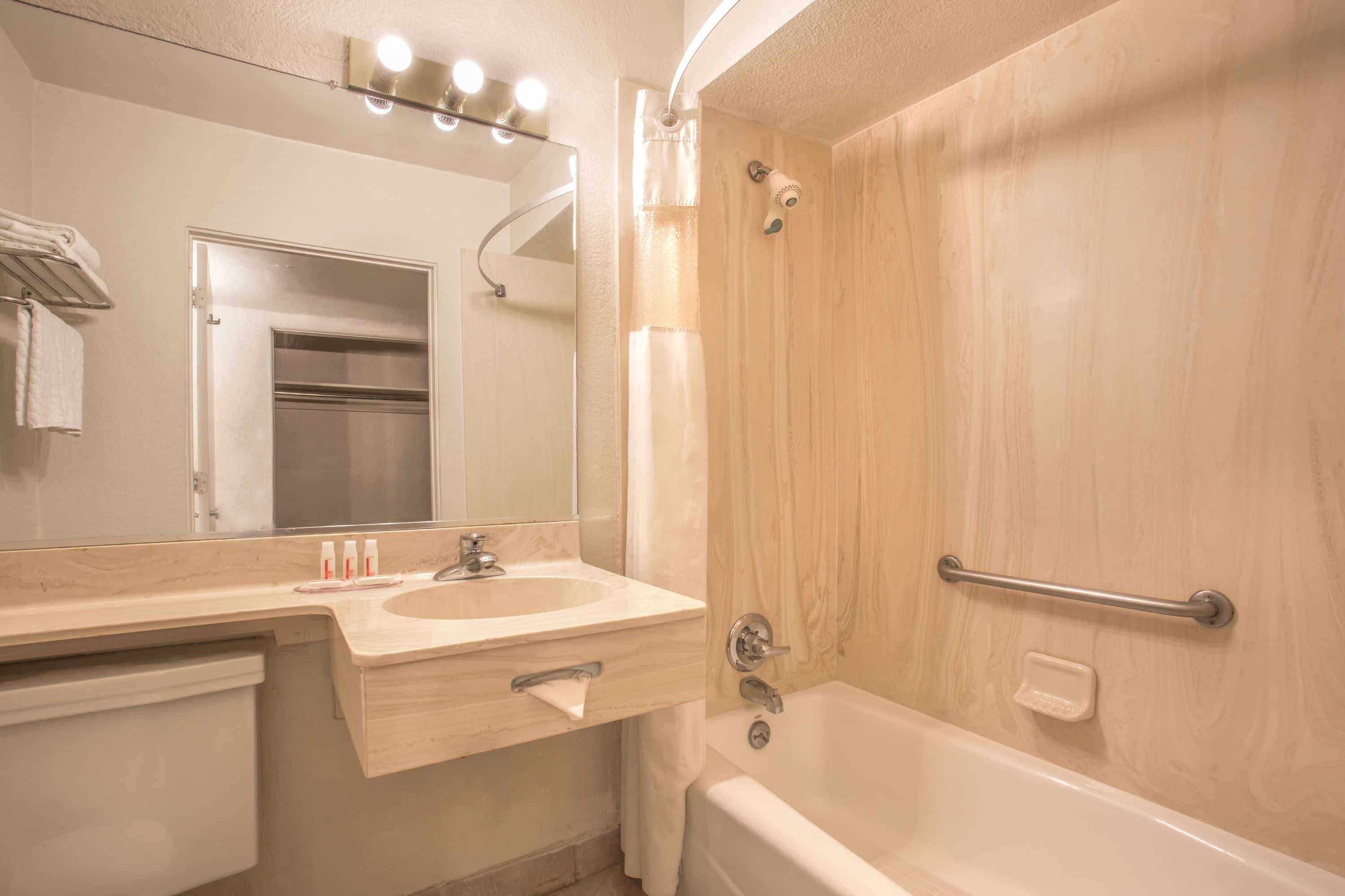 Howard Johnson by Wyndham Phoenix Airport/Downtown Area