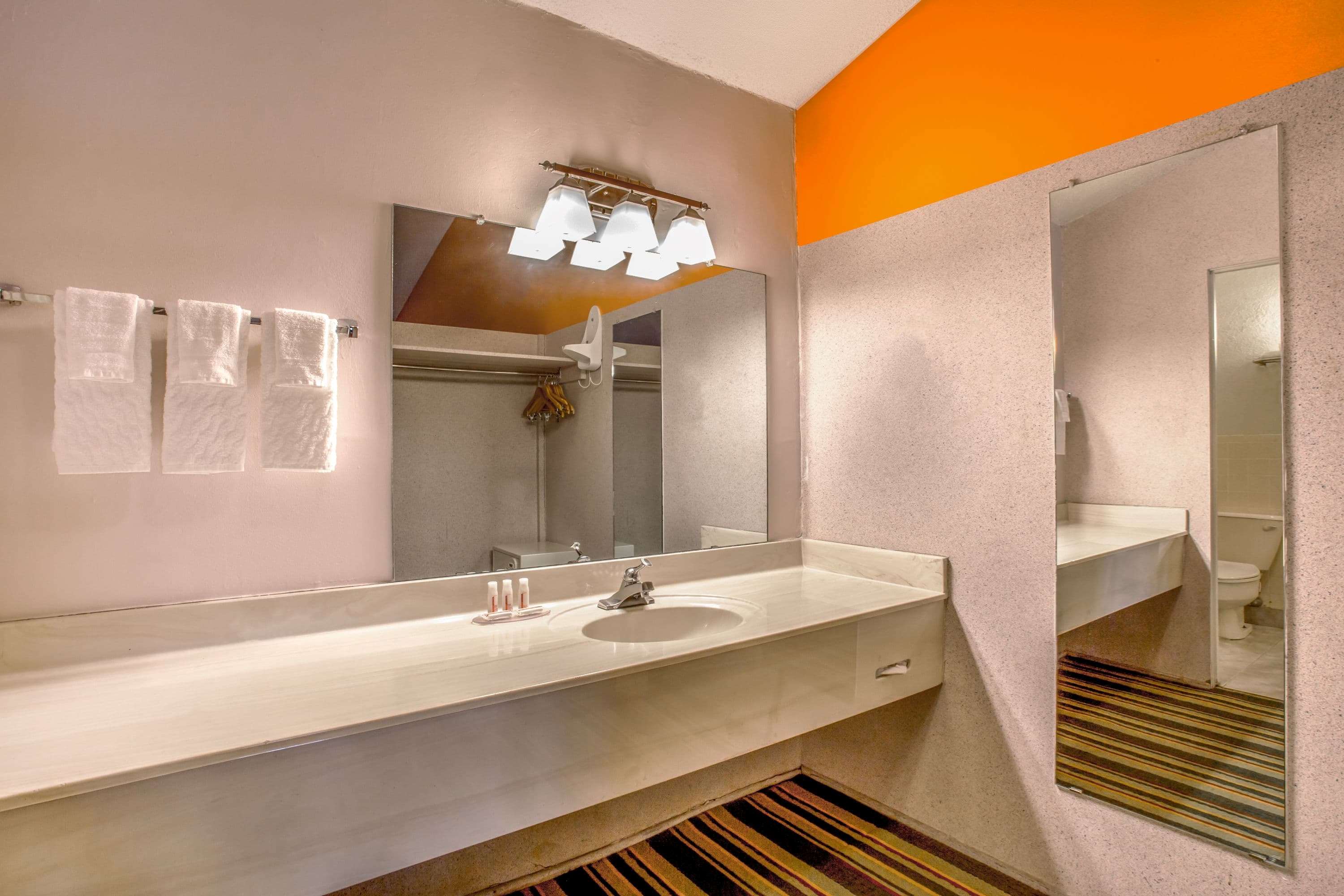 Howard Johnson by Wyndham Phoenix Airport/Downtown Area