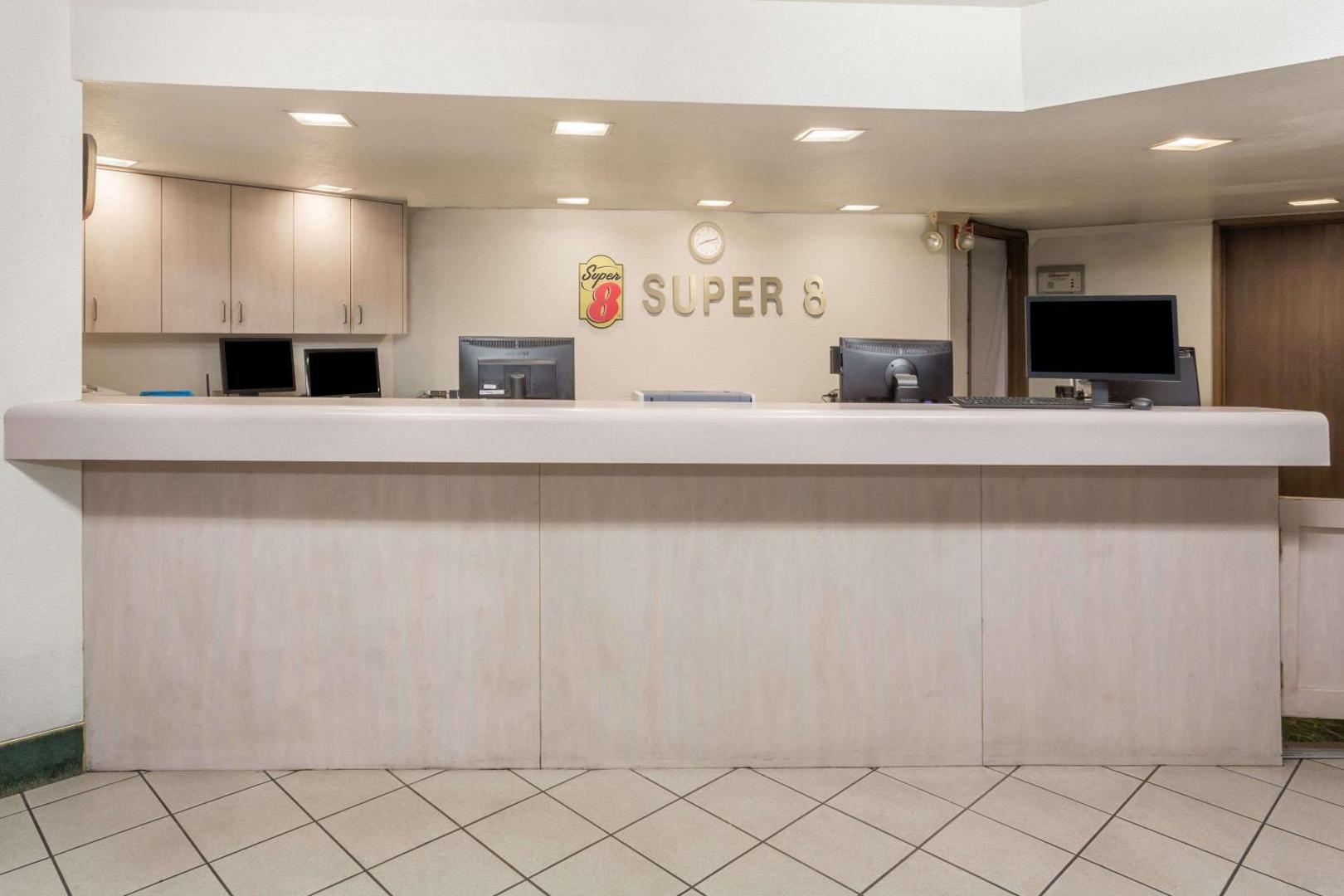 Super 8 by Wyndham Phoenix Metro North