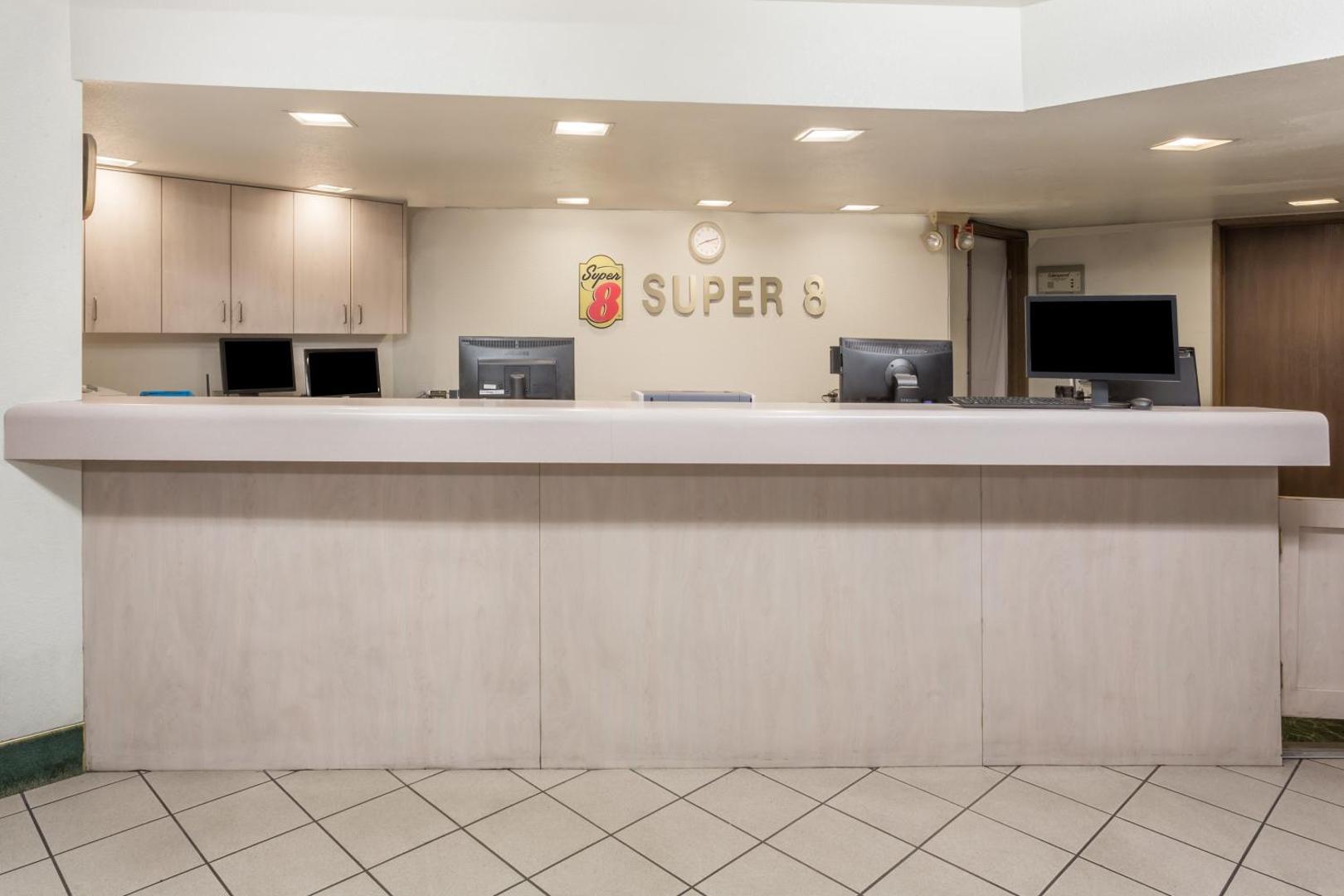 Super 8 by Wyndham Phoenix Metro North