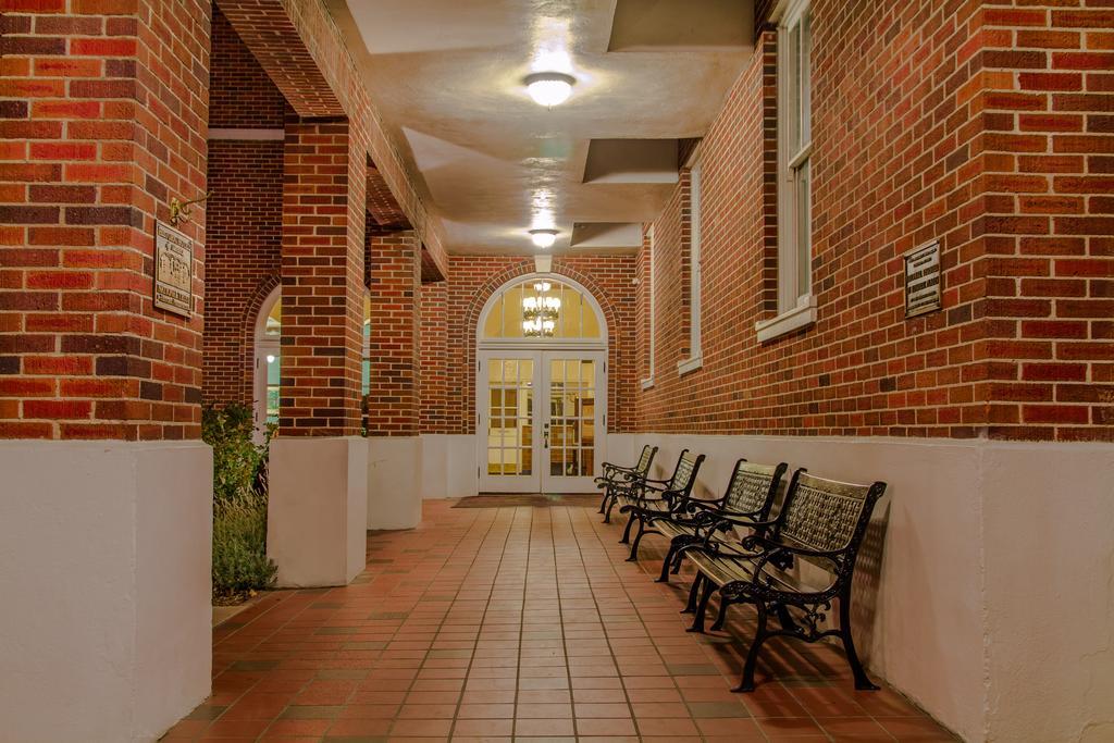Hassayampa Inn