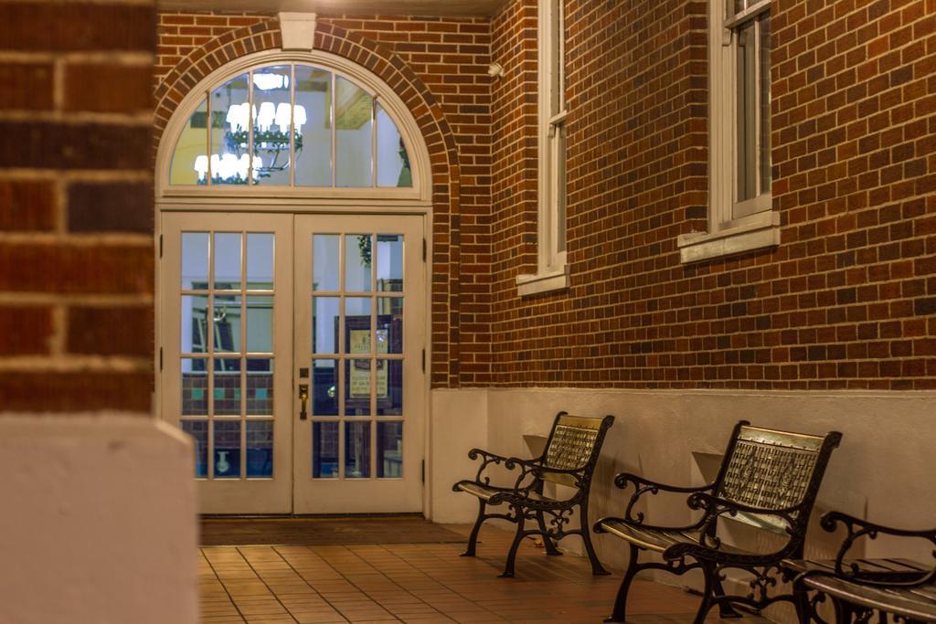 Hassayampa Inn