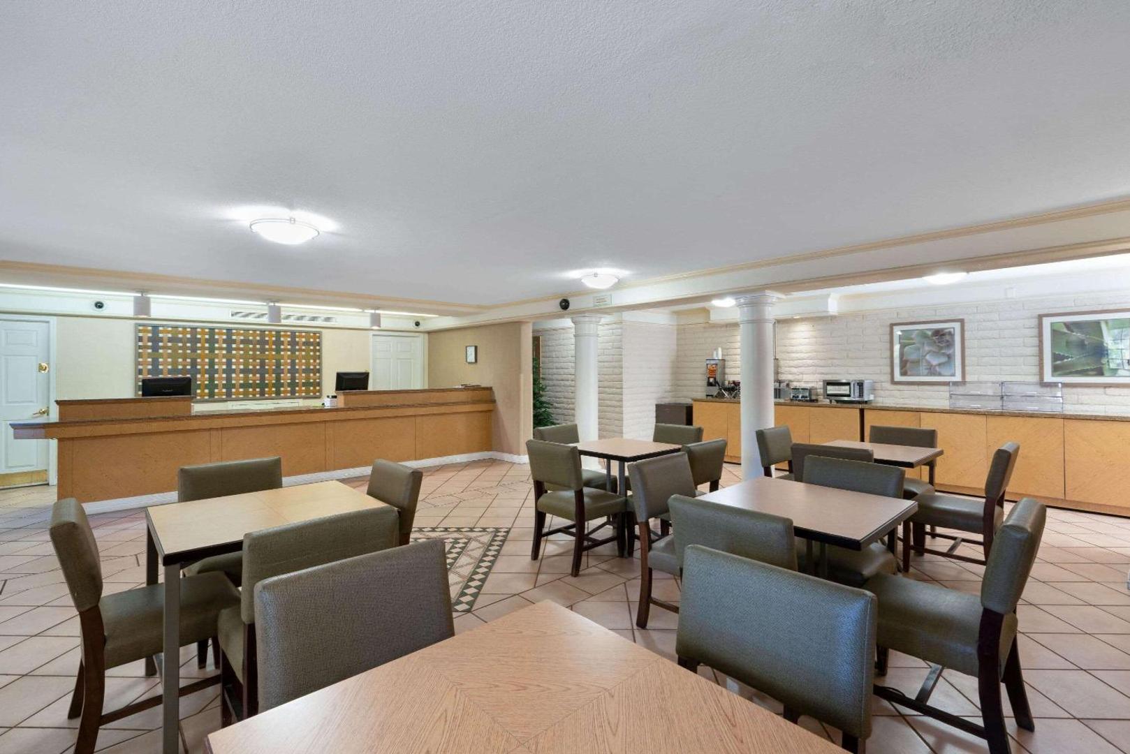 La Quinta Inn by Wyndham Phoenix Sky Harbor Airport