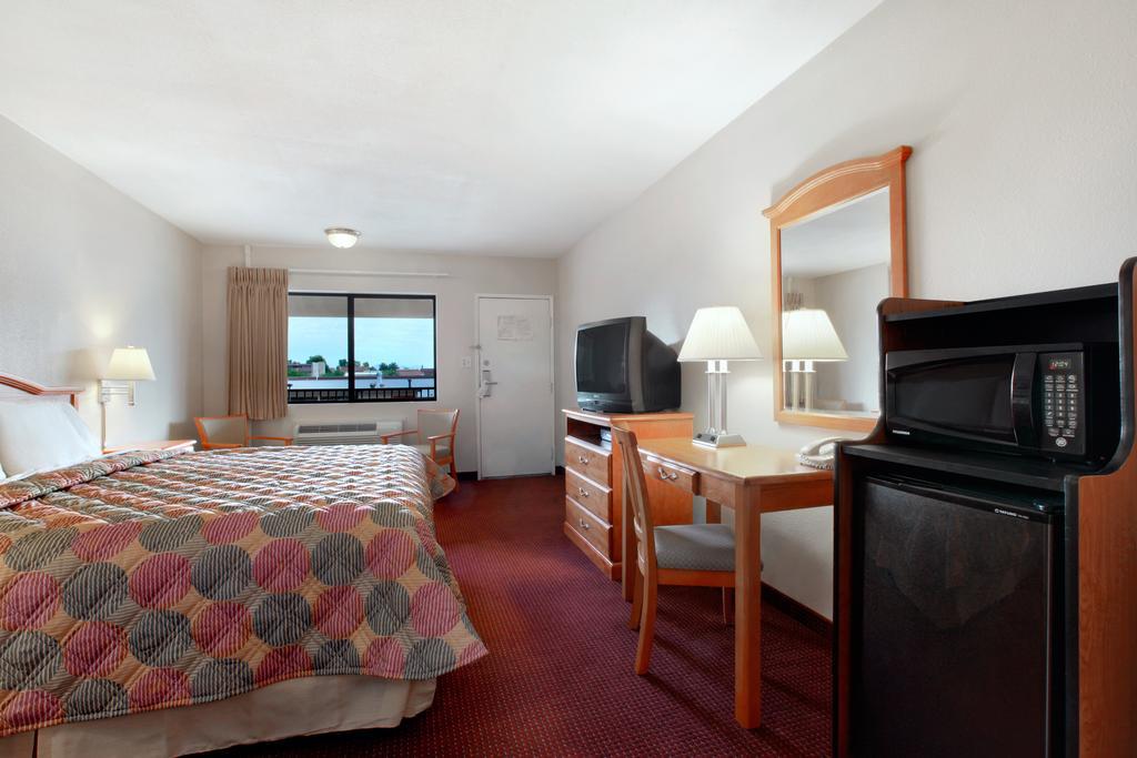 Super 8 by Wyndham Tempe/ASU/Airport