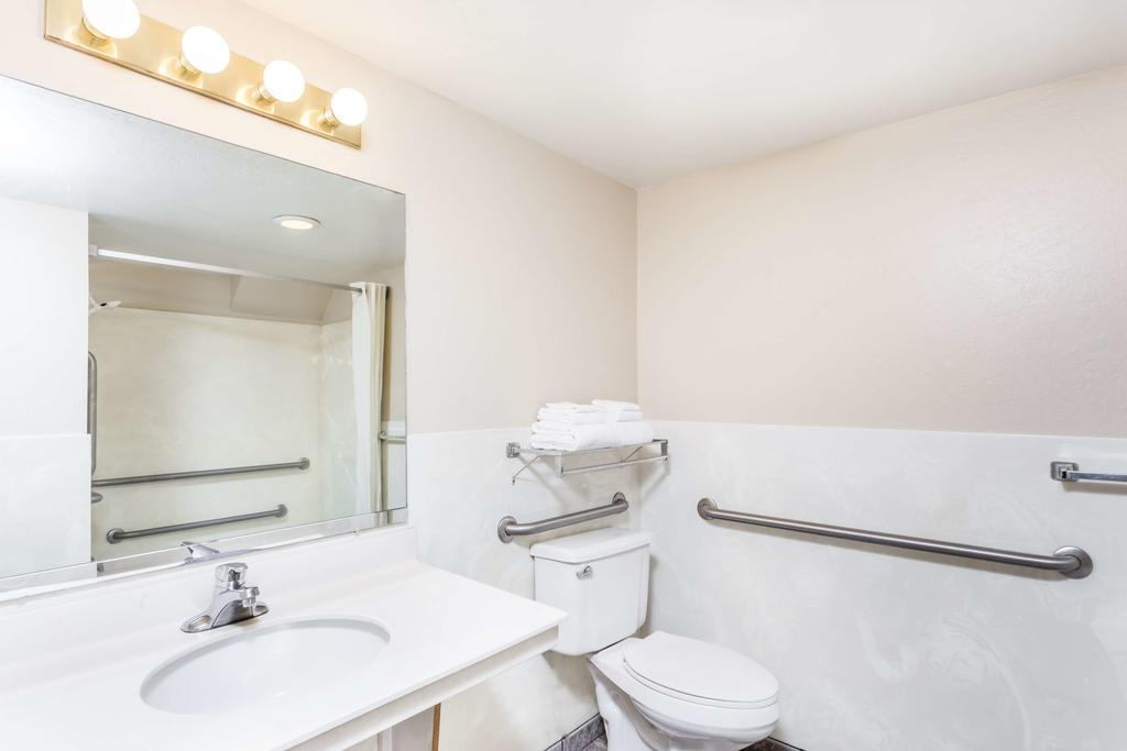 Super 8 by Wyndham Tempe/ASU/Airport