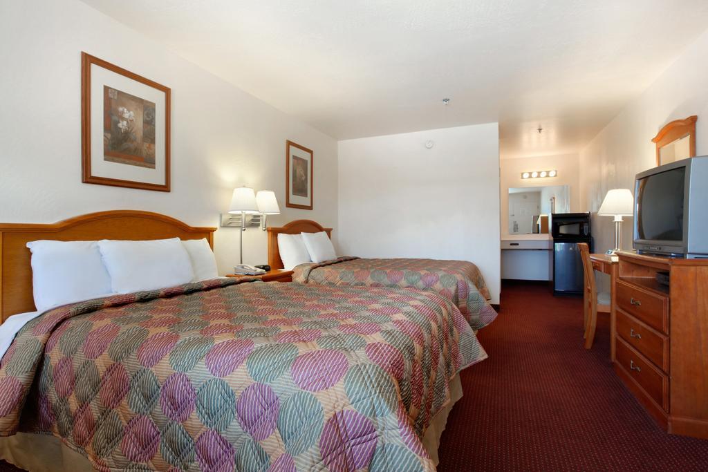 Super 8 by Wyndham Tempe/ASU/Airport