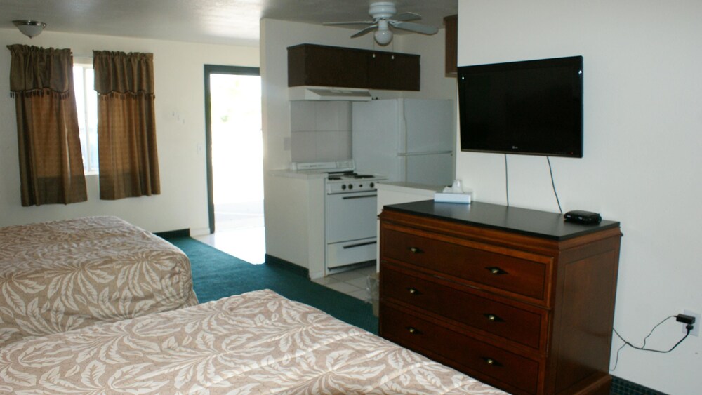 Hwy. Express Inn & Suites