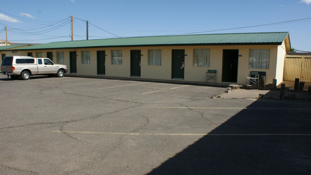 Hwy. Express Inn & Suites