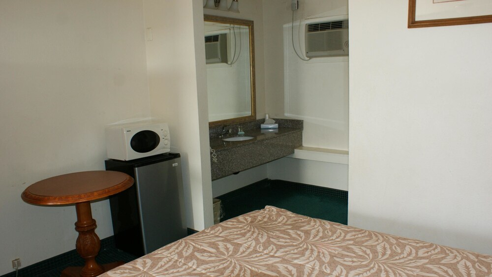 Hwy. Express Inn & Suites