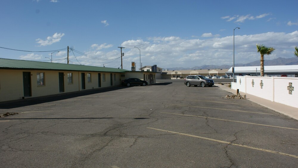 Hwy. Express Inn & Suites