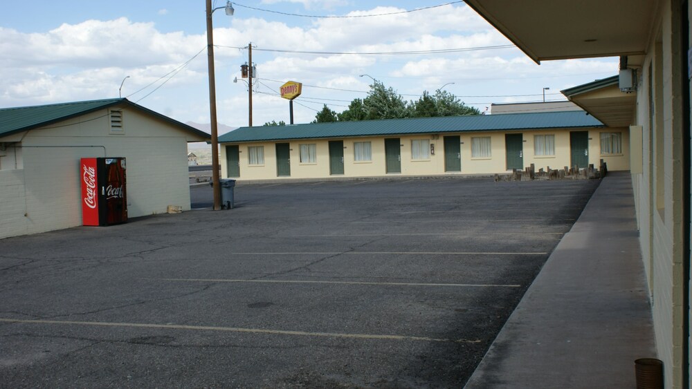 Hwy. Express Inn & Suites