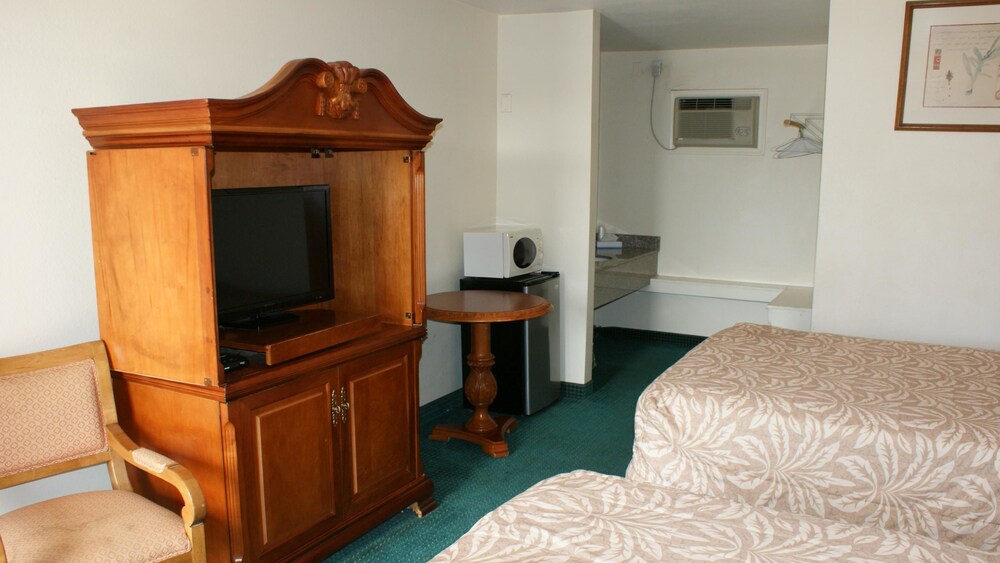 Hwy. Express Inn & Suites