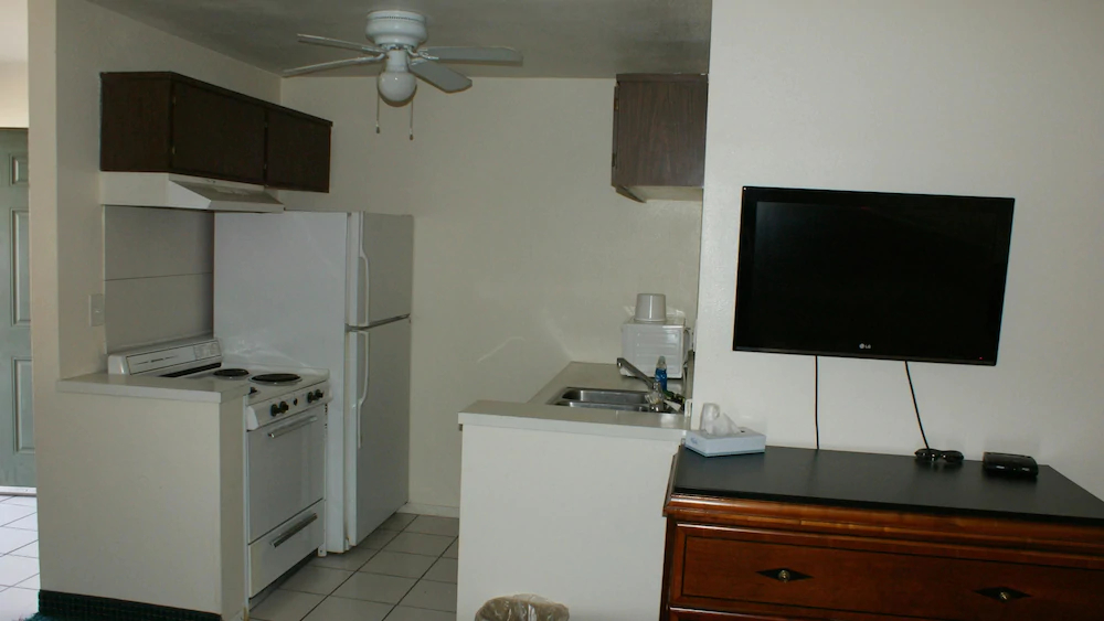 Hwy. Express Inn & Suites