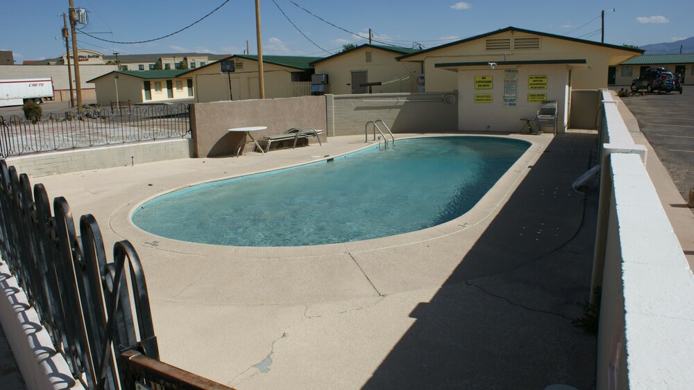 Hwy. Express Inn & Suites