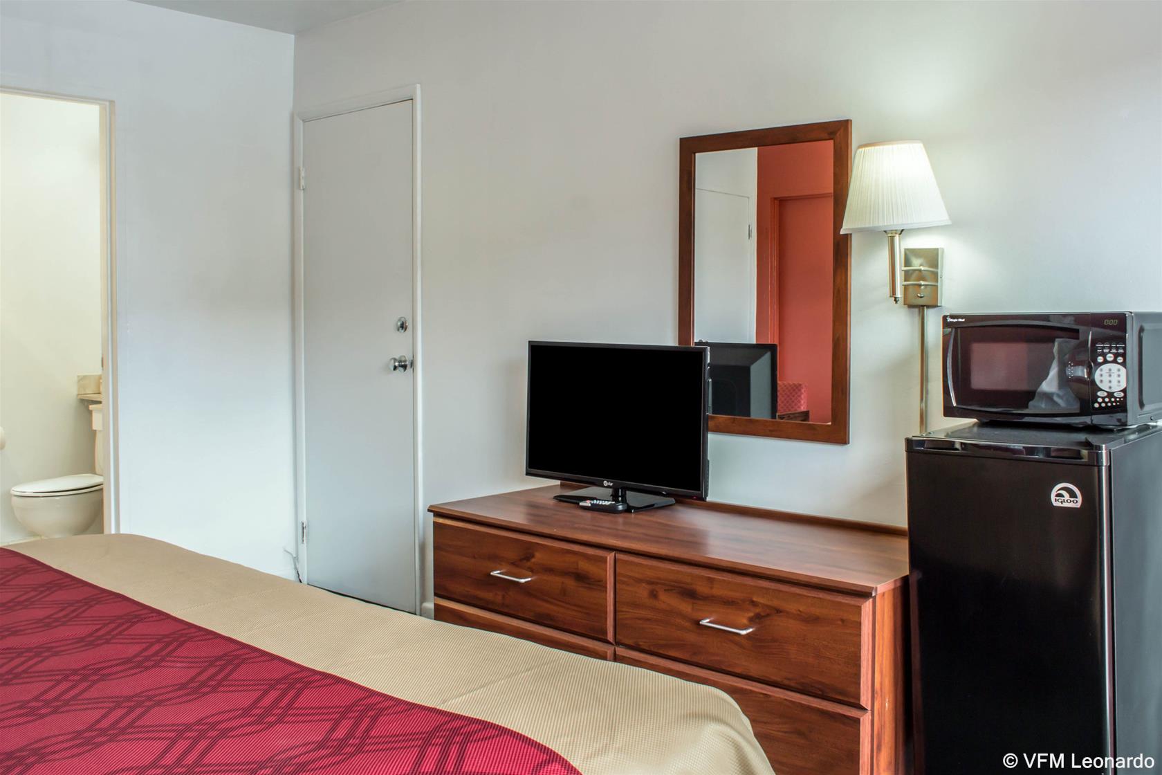 Econo Lodge University