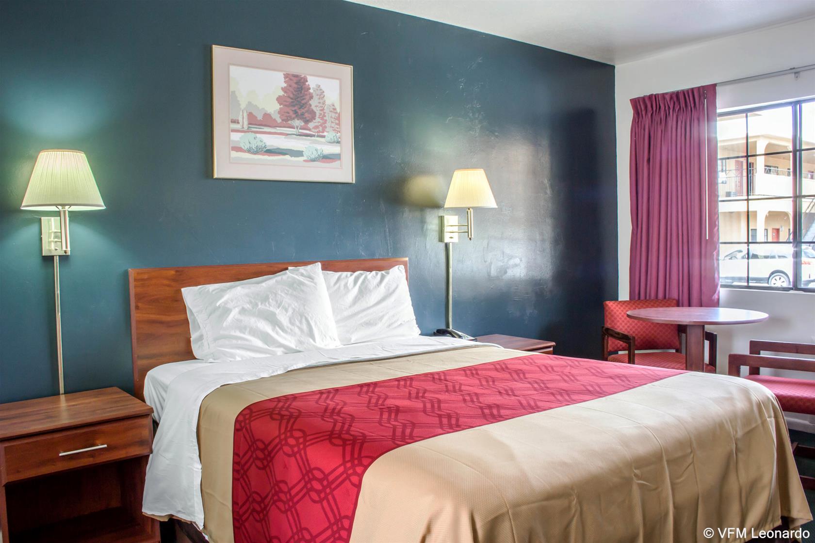 Econo Lodge University