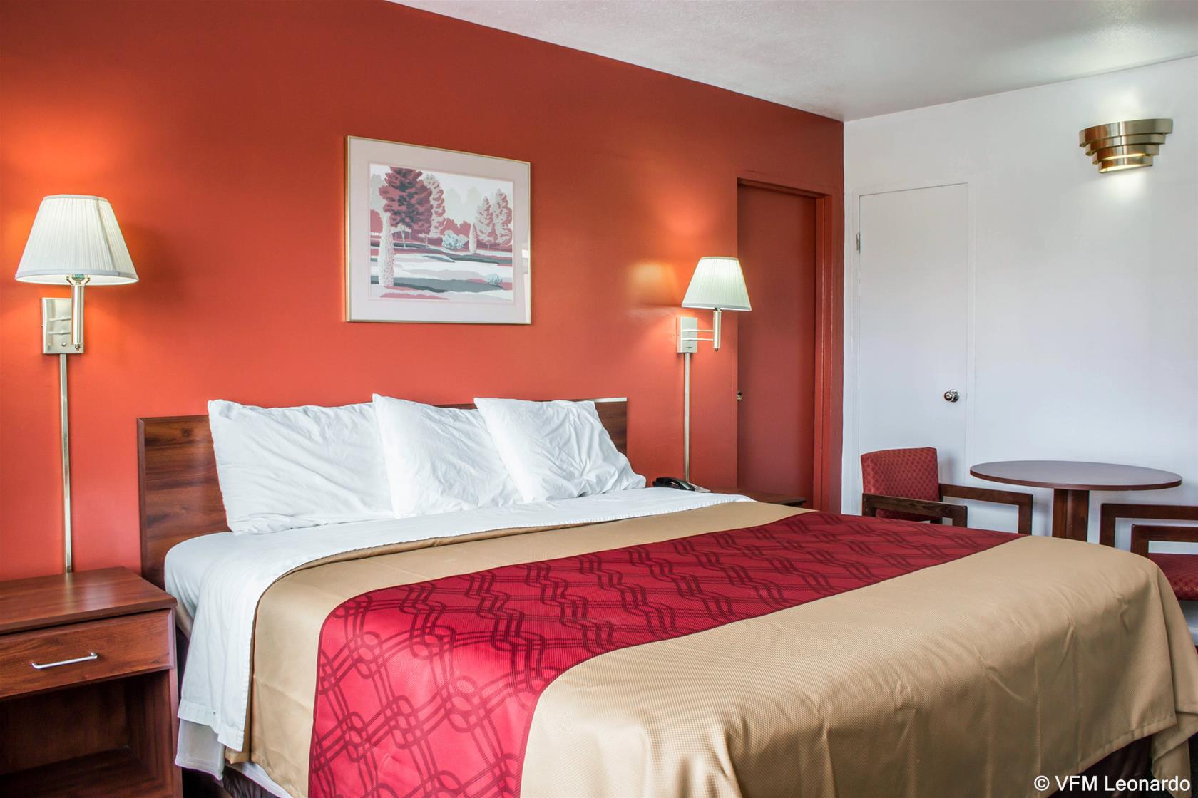 Econo Lodge University