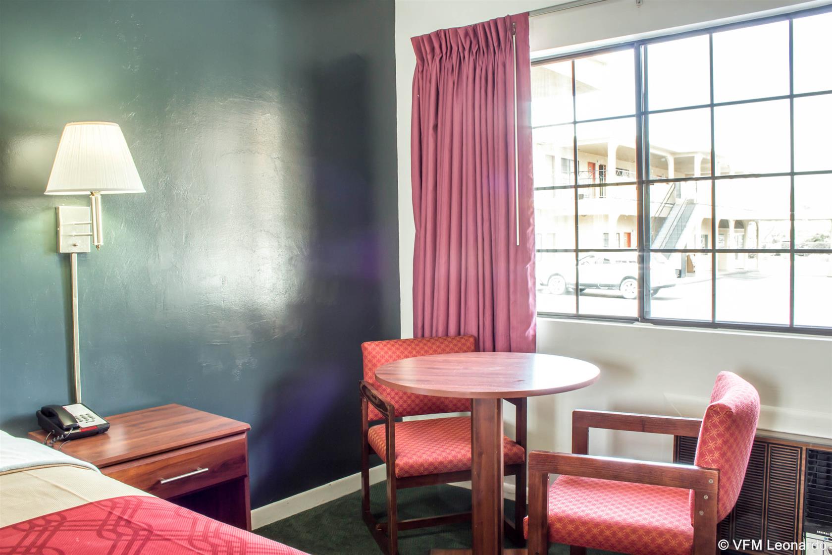 Econo Lodge University