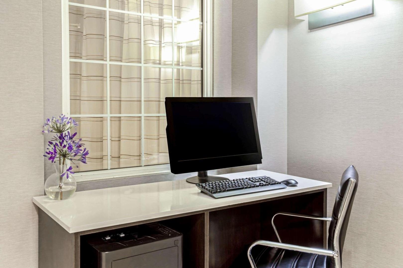 La Quinta Inn & Suites by Wyndham Tucson Airport