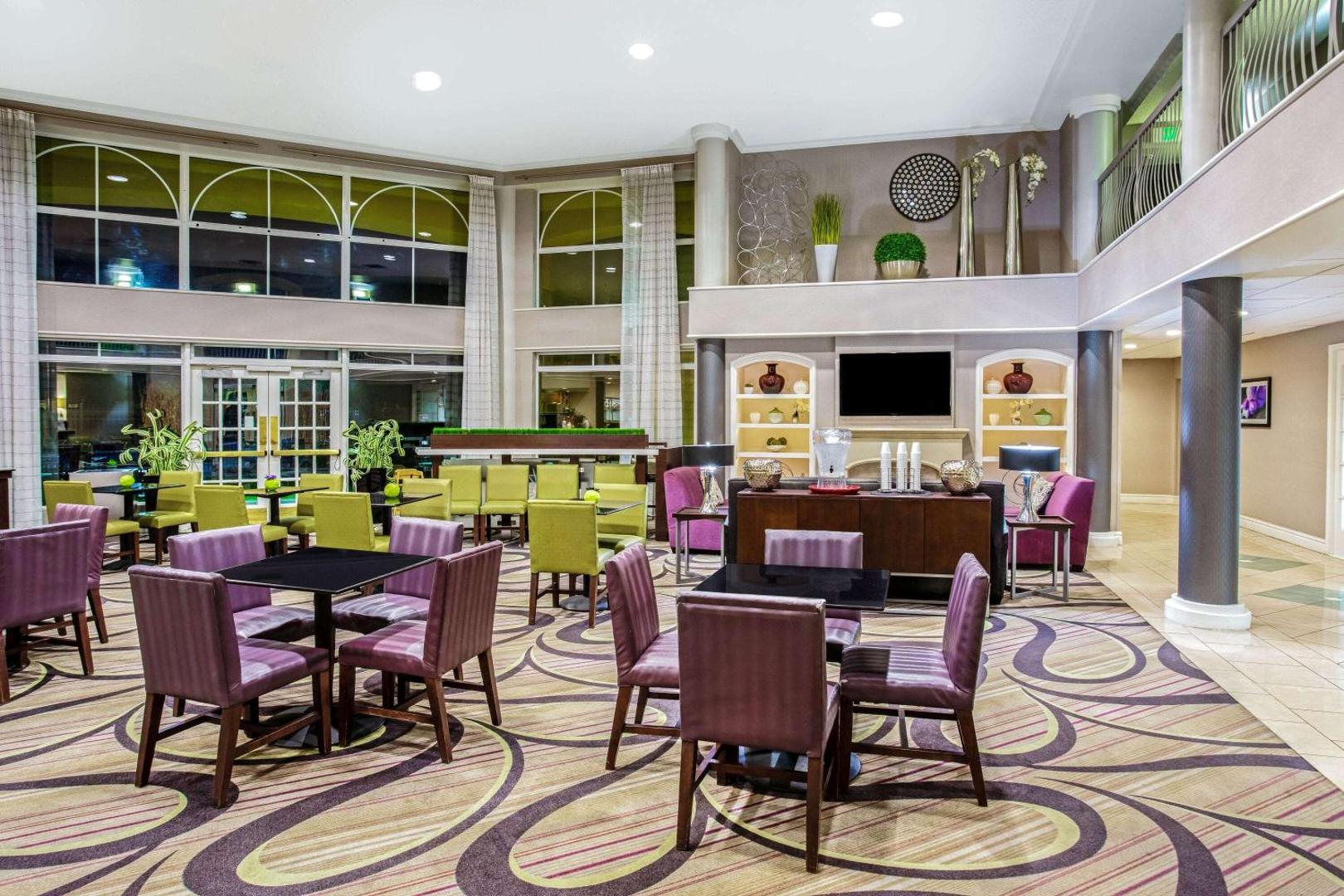 La Quinta Inn & Suites by Wyndham Tucson Airport