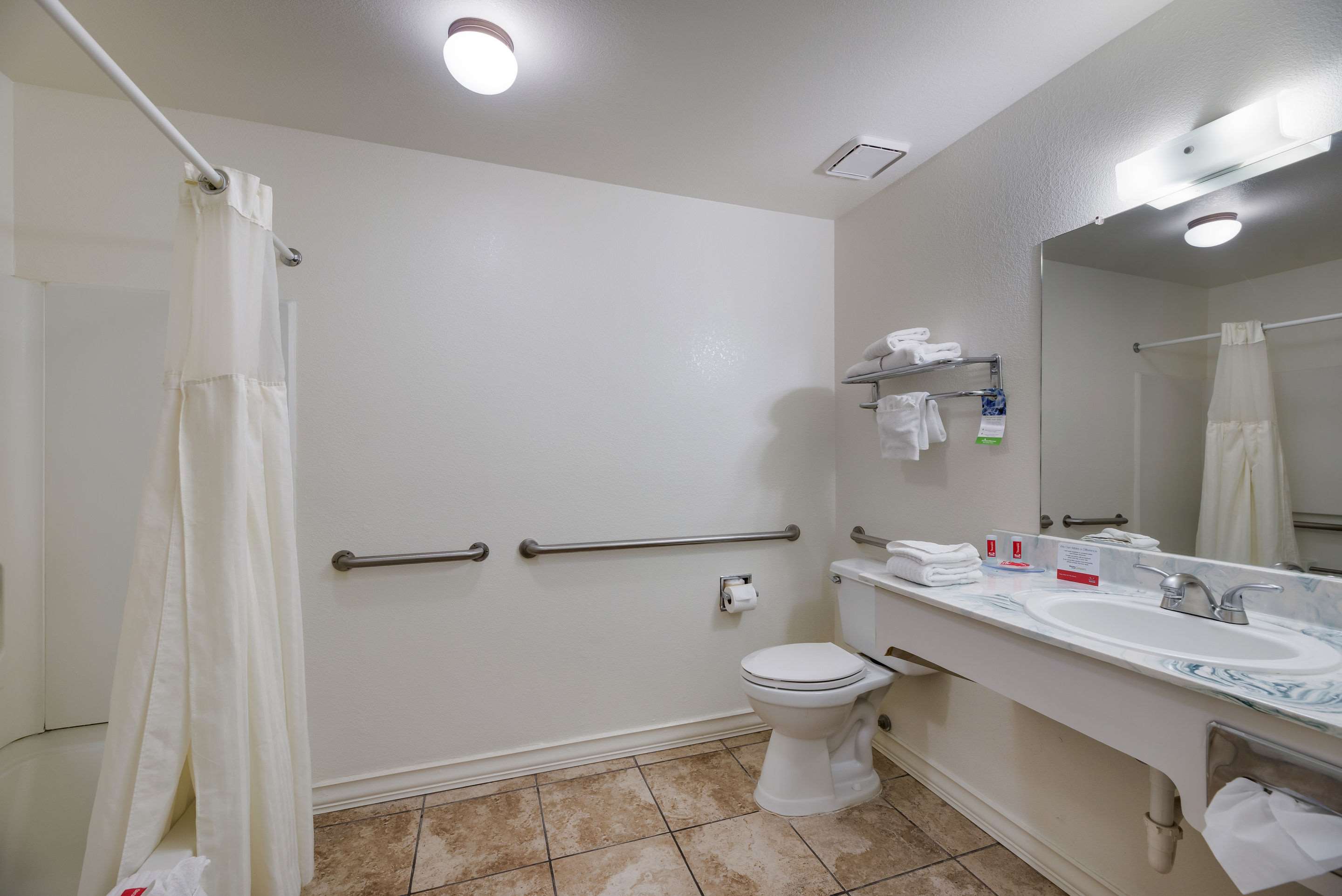 Econo Lodge Inn & Suites