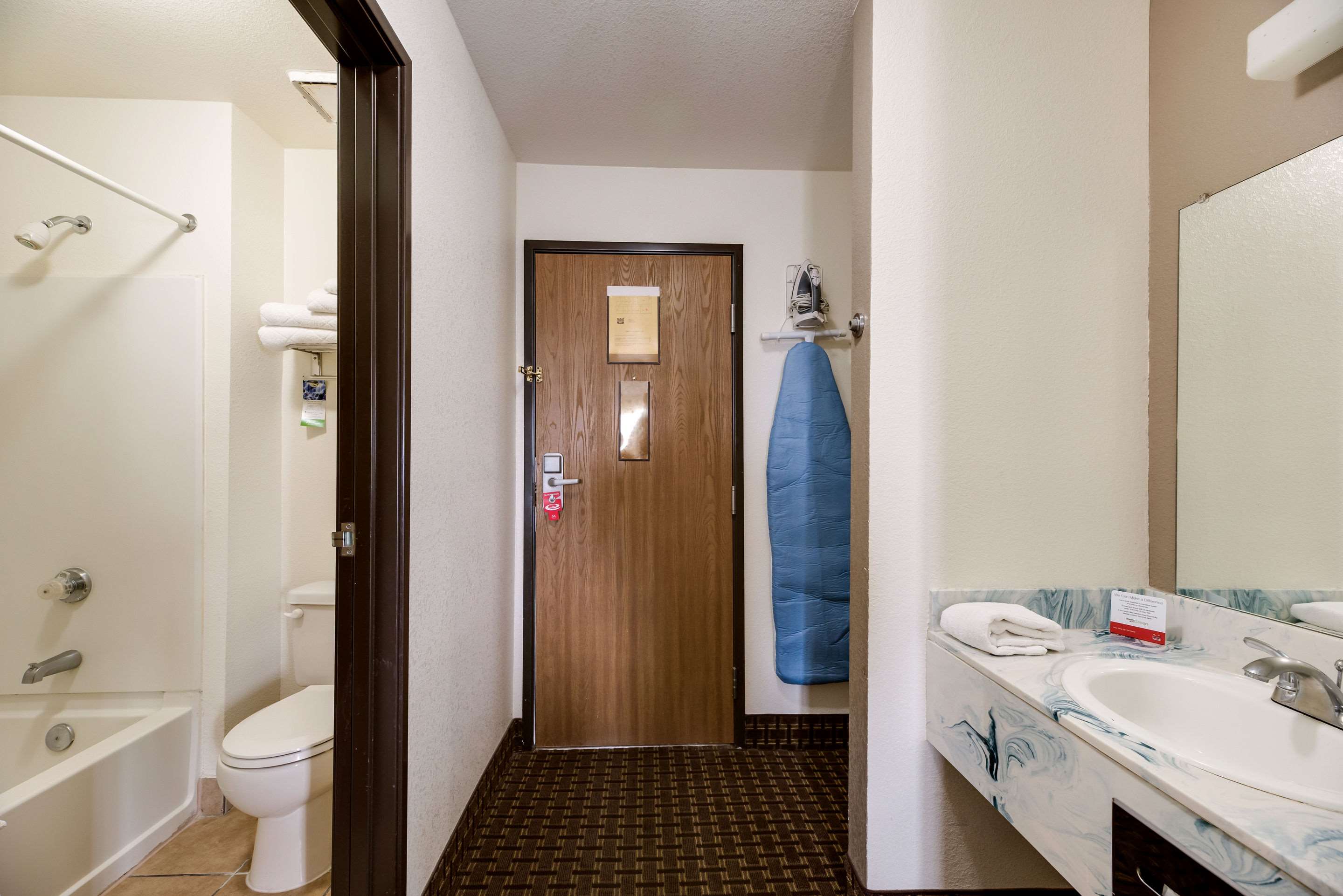 Econo Lodge Inn & Suites