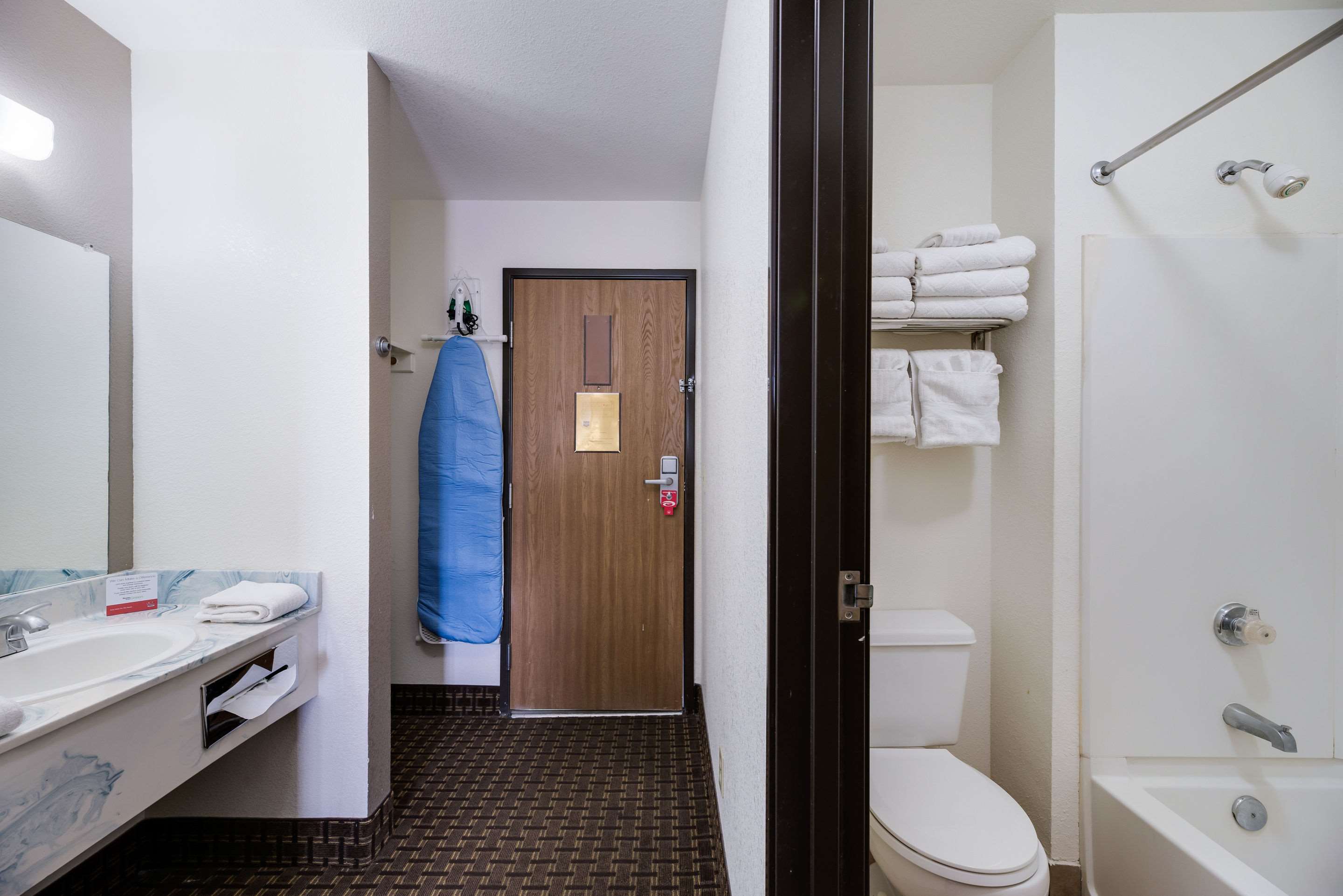 Econo Lodge Inn & Suites