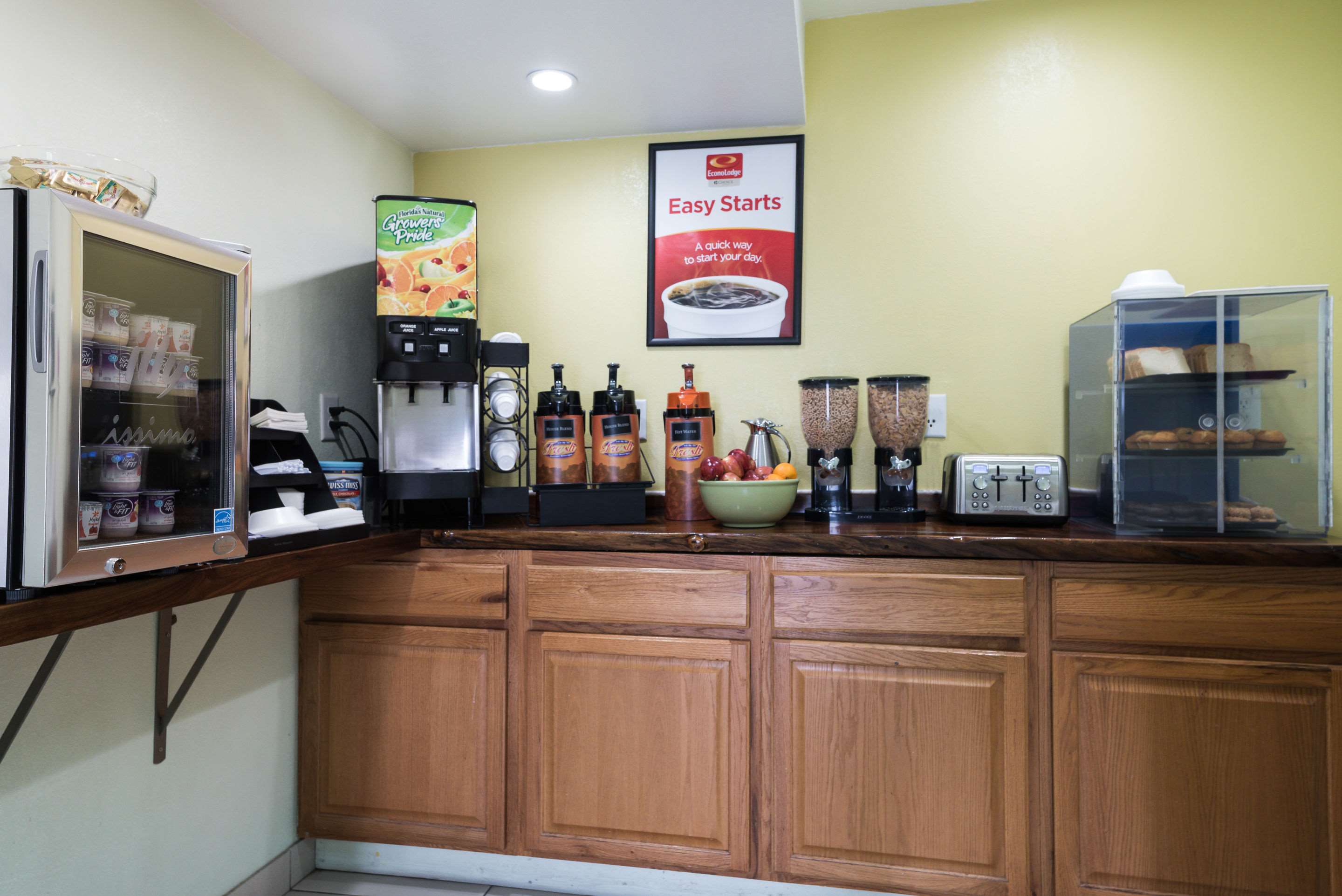 Econo Lodge Inn & Suites