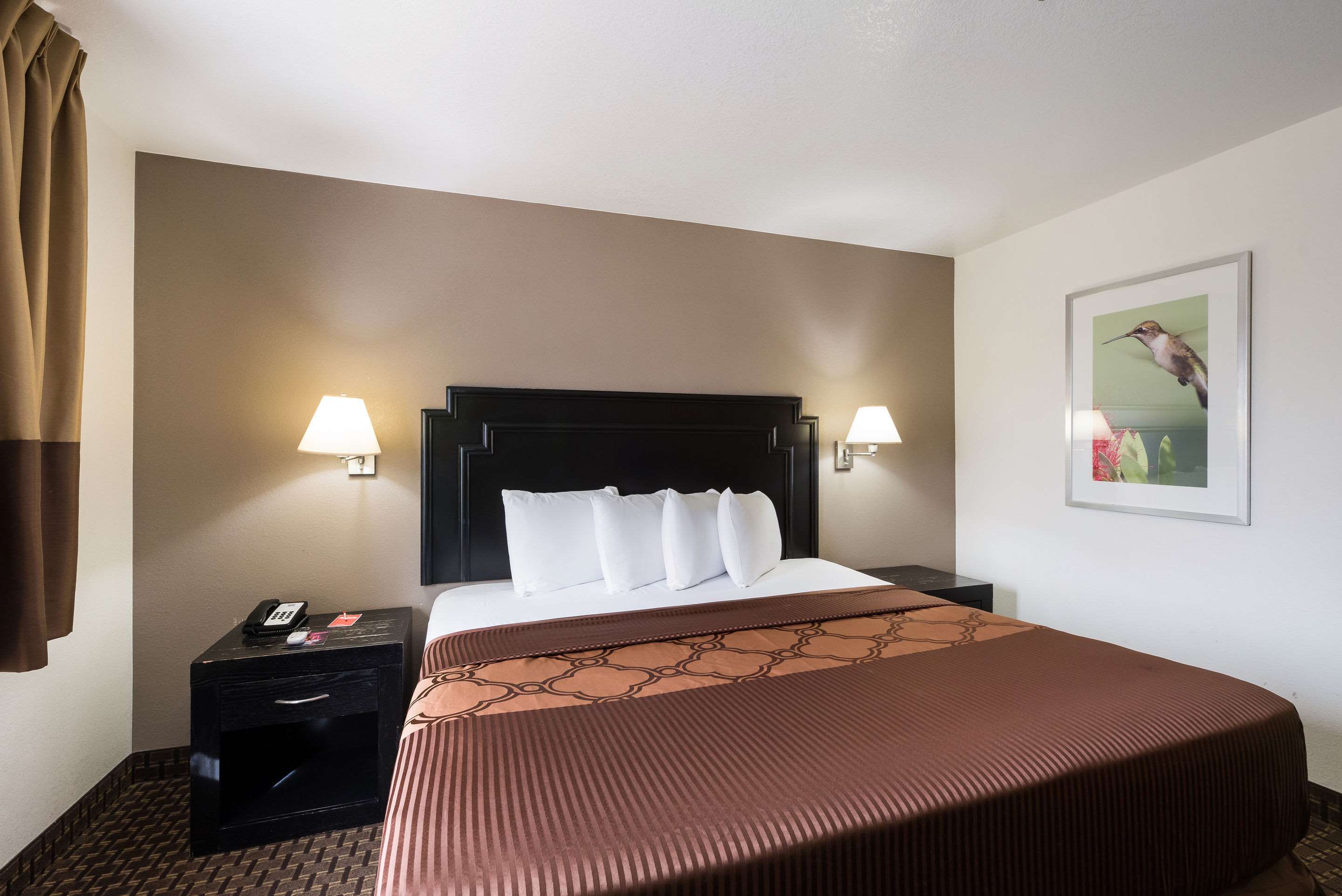 Econo Lodge Inn & Suites