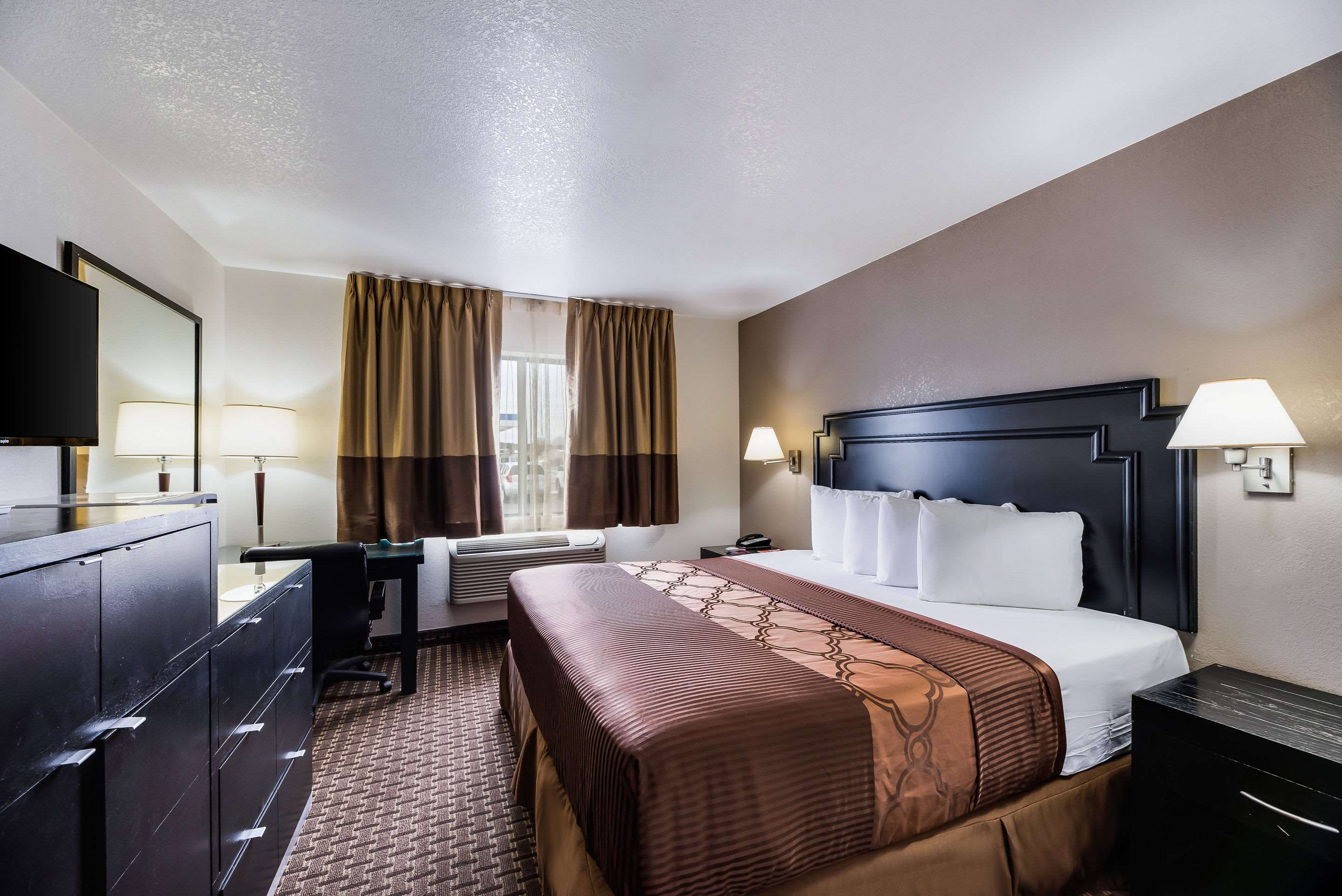 Econo Lodge Inn & Suites