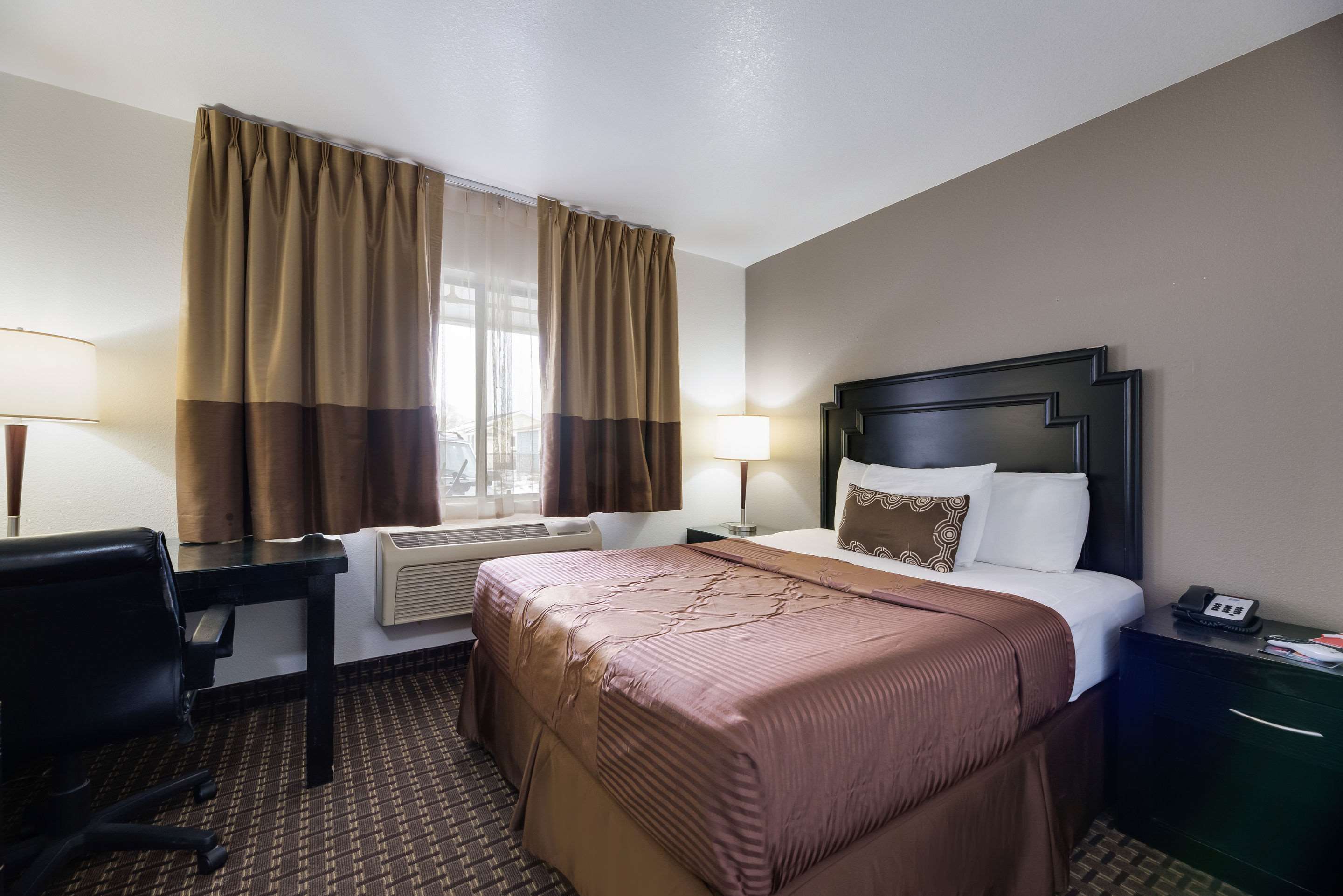 Econo Lodge Inn & Suites
