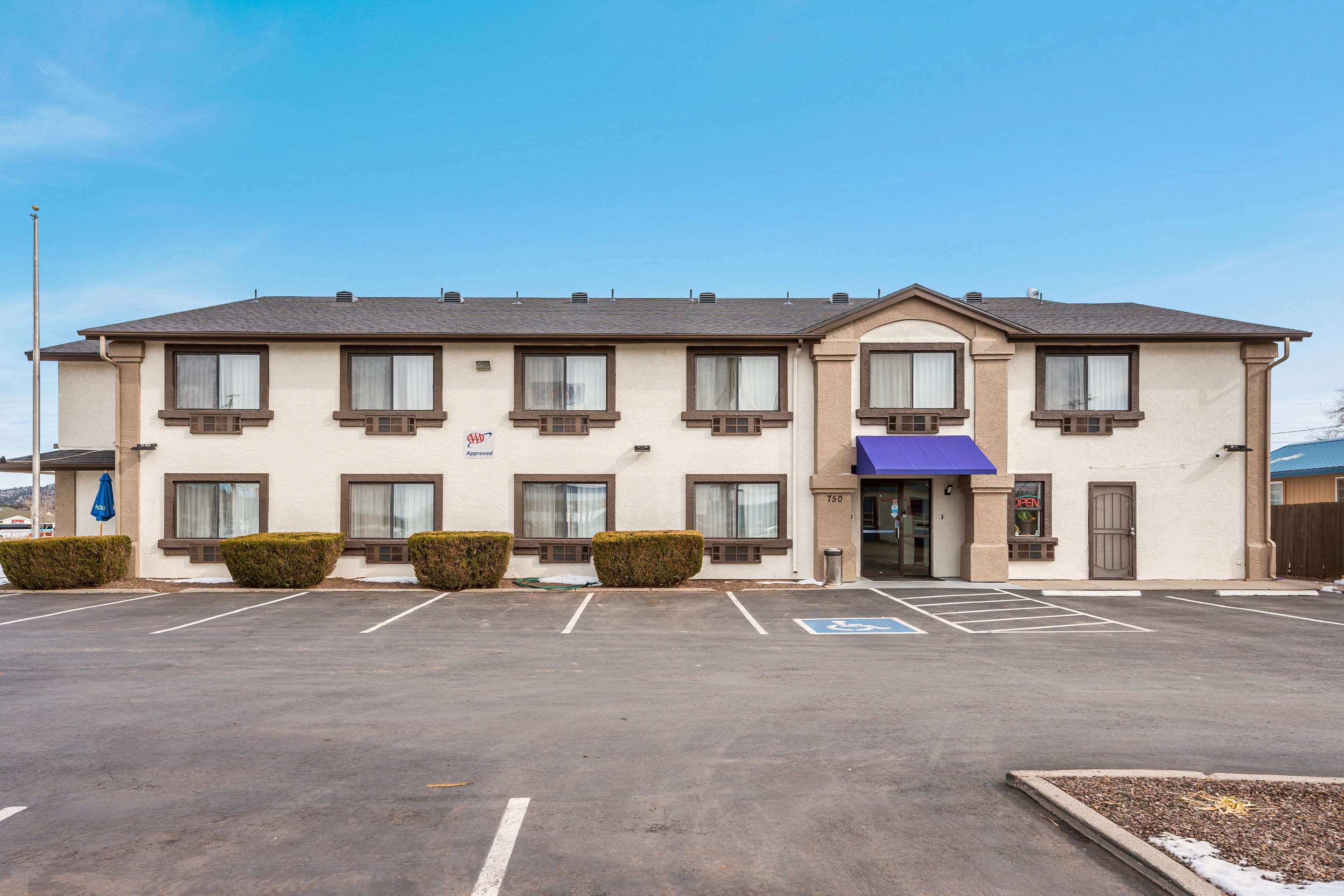 Econo Lodge Inn & Suites