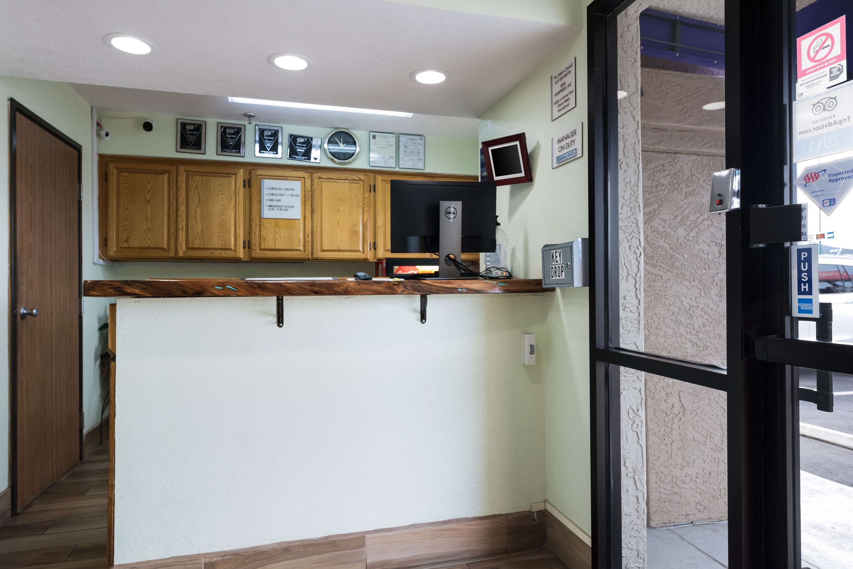 Econo Lodge Inn & Suites