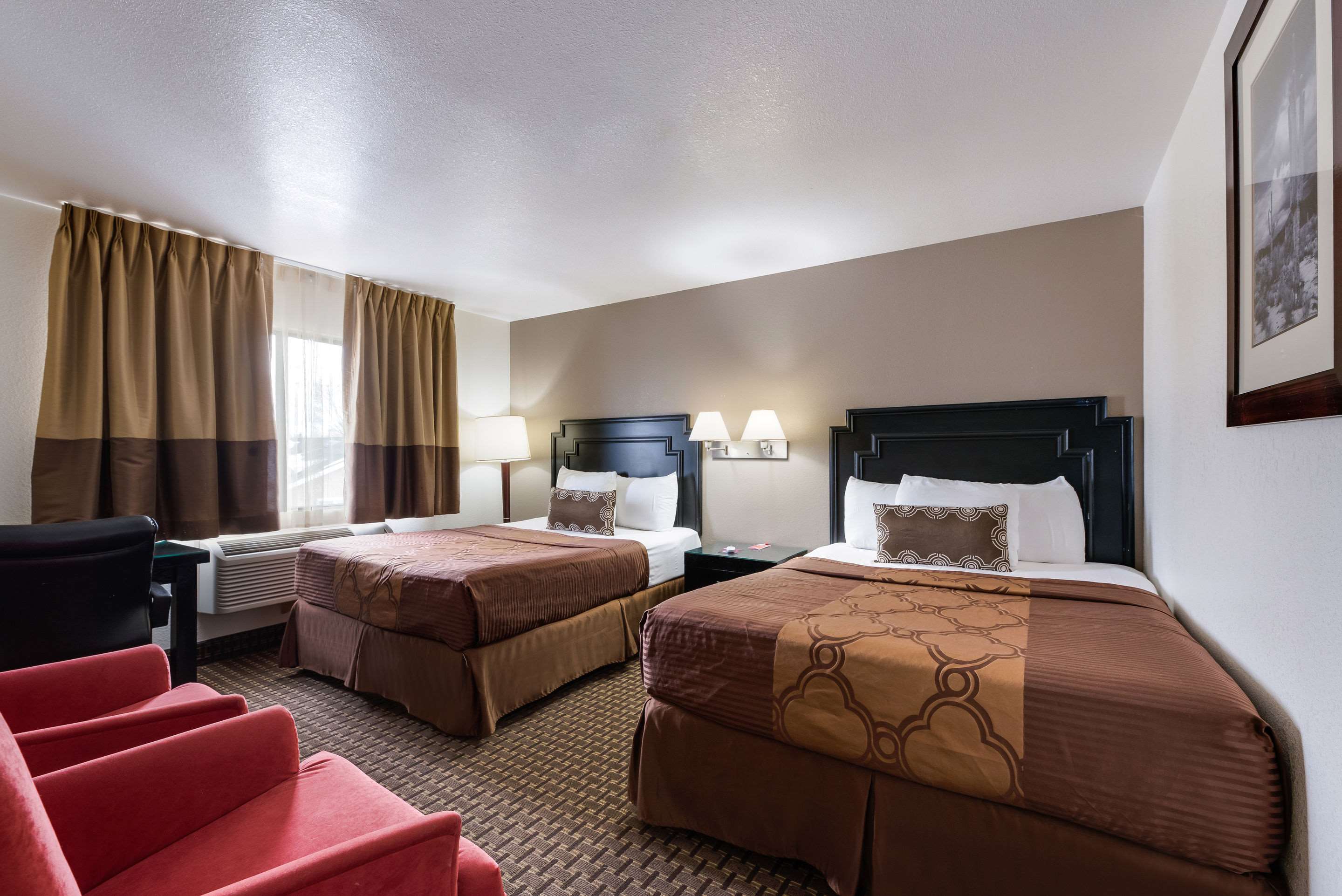 Econo Lodge Inn & Suites