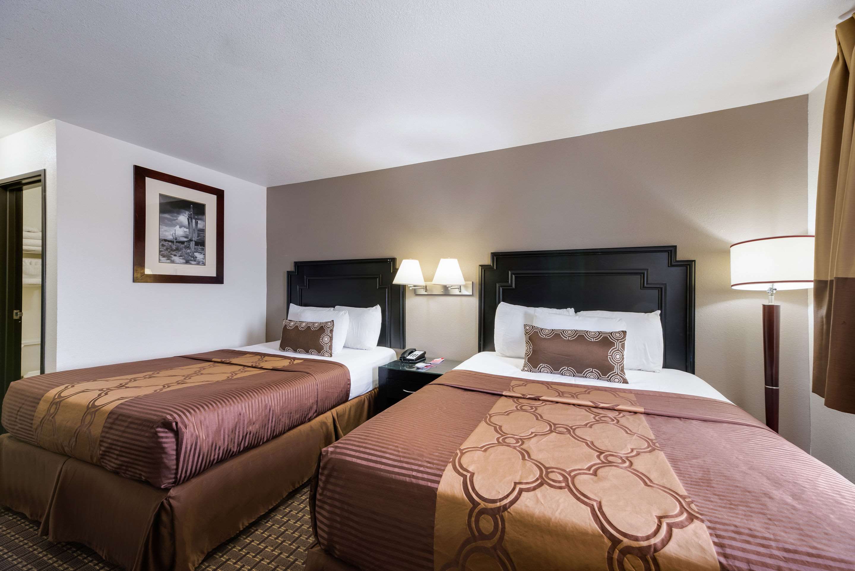 Econo Lodge Inn & Suites