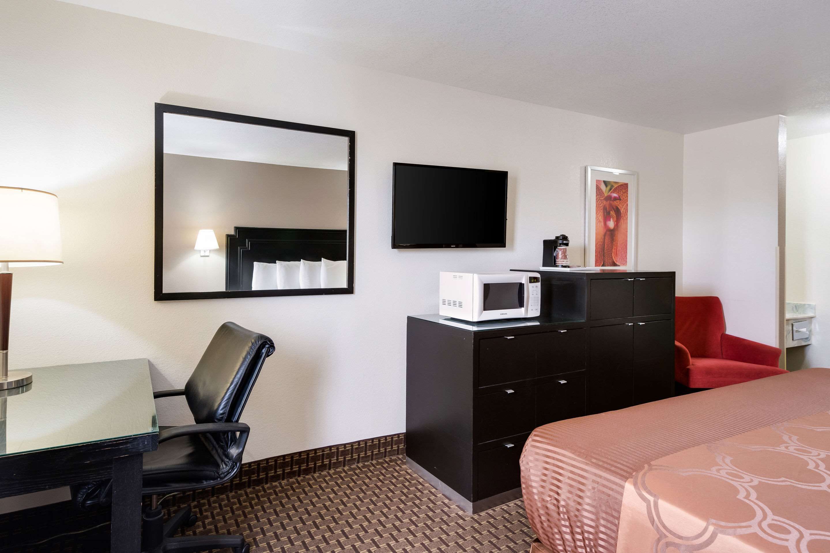 Econo Lodge Inn & Suites